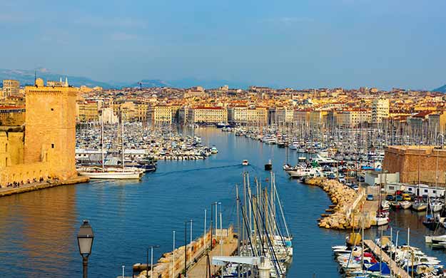 1 provence catamaran dans le vieux port de marseille