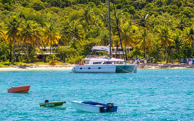 11 grenadines escale sur la plage en catamaran