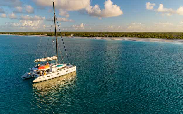 4 antigua et barbuda catamaran catlante au mouillage
