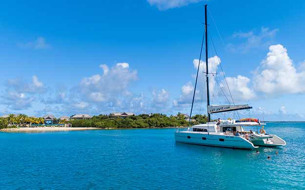 5 antigua et barbuda catamaran au mouillage a Antigua