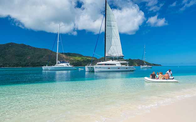 5 seychelles escale plage en catamaran