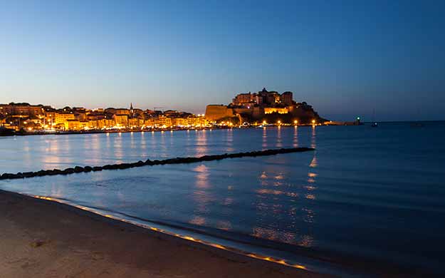 8 corse vue sur calvi la nuit