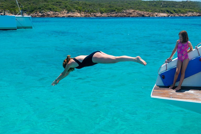 baignade enfants et ado depuis le catamaran