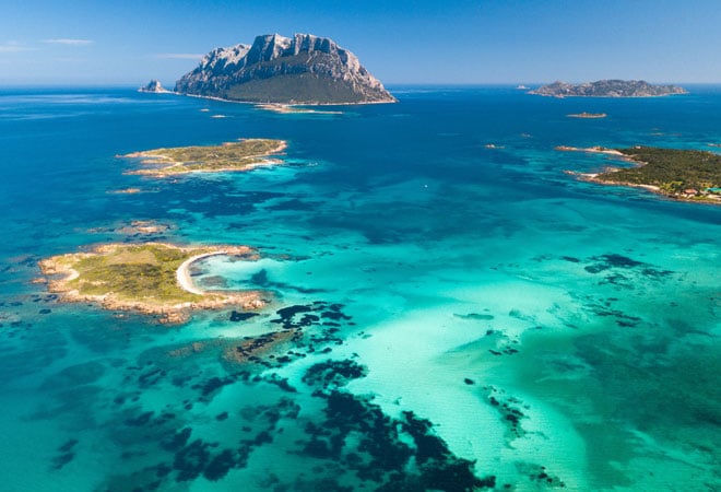 principale sardaigne corse croisiere en catamaran a la tavolara baie d olbia