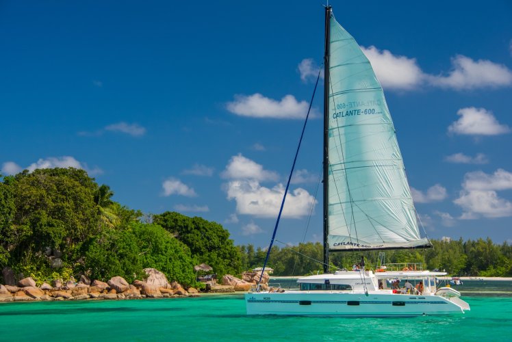 Catamaran CATLANTE 600 au mouillage dans une eau turquoise aux Seychelles