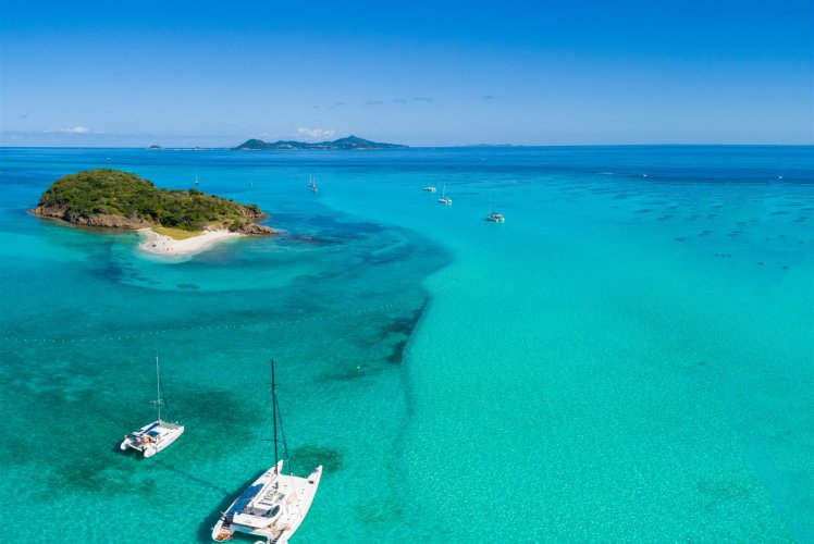 Catamarans au mouillage dans le lagon turquoise des Tobago Cays, aux Grenadines