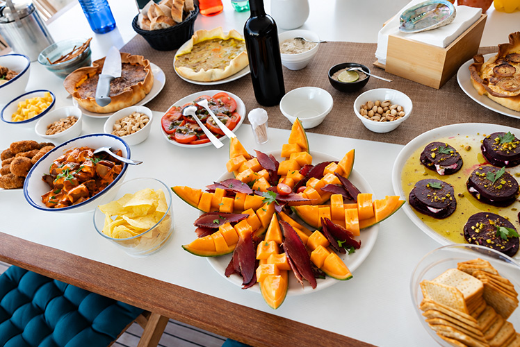 Une belle table sur le bateau
