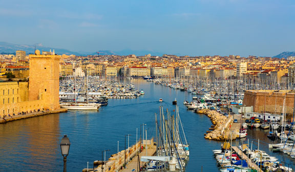 1 provence catamaran dans le vieux port de marseille