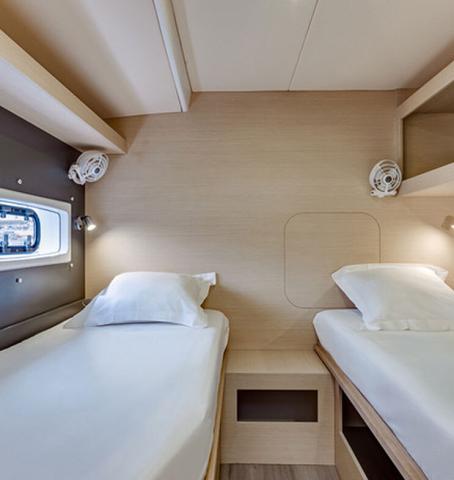 Cabine double avec grand lit a bord d un catamaran CATLANTE 720