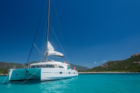 Catamaran CATLANTE au mouillage dans une eau turquoise en Corse