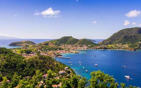 Vue aérienne de la baie des Saintes, en Guadeloupe